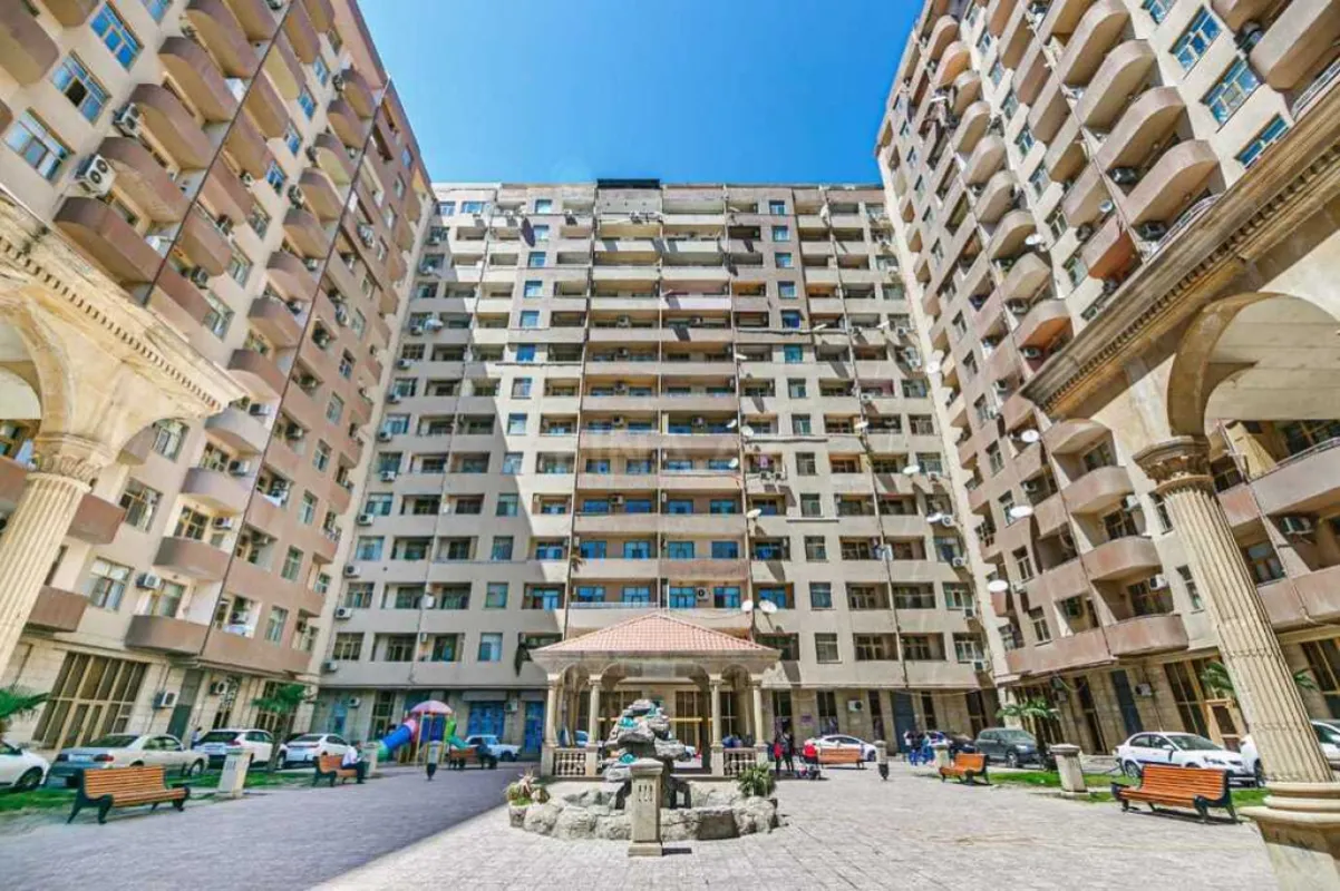 Satılır 4 otaqlı mənzil 196 m²