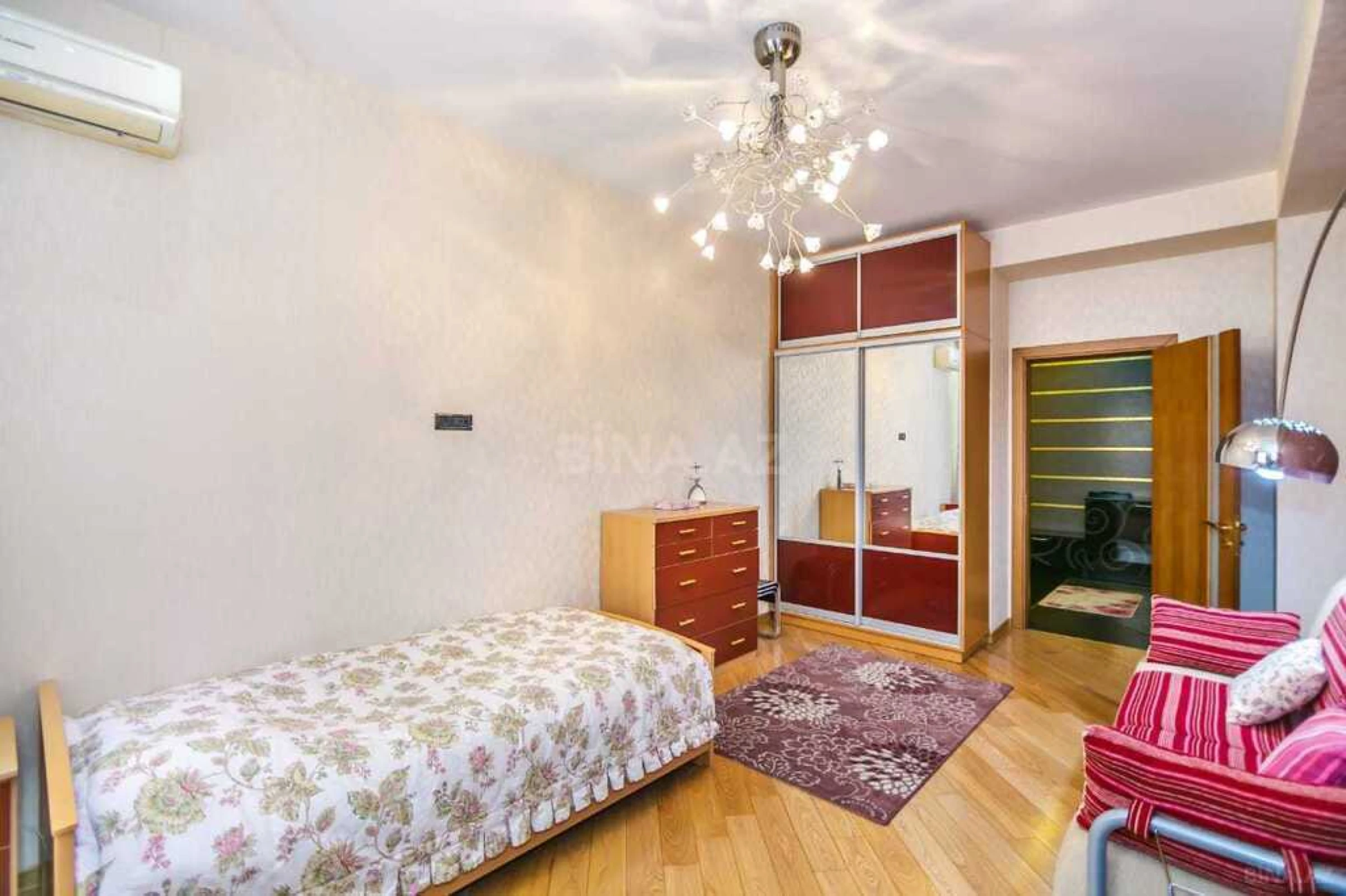 Satılır 4 otaqlı mənzil 196 m²