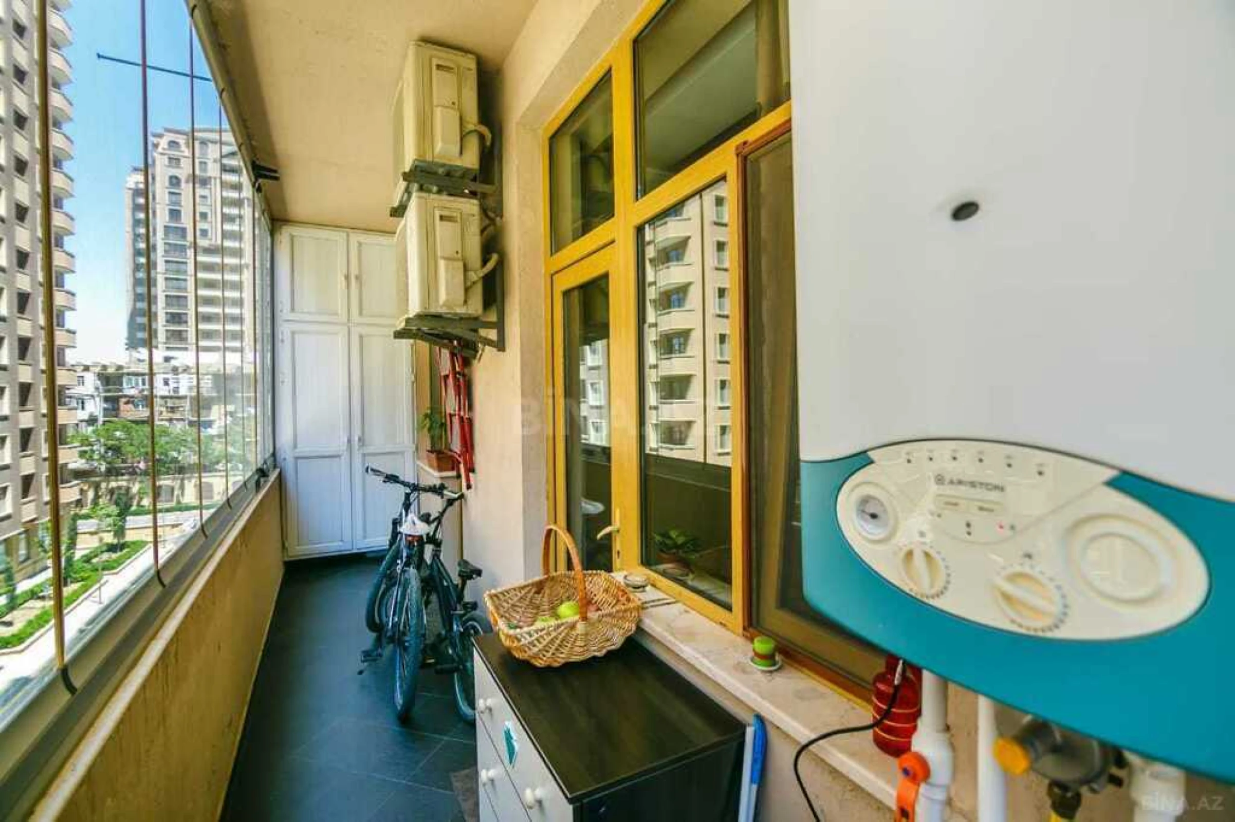 Satılır 4 otaqlı mənzil 196 m²