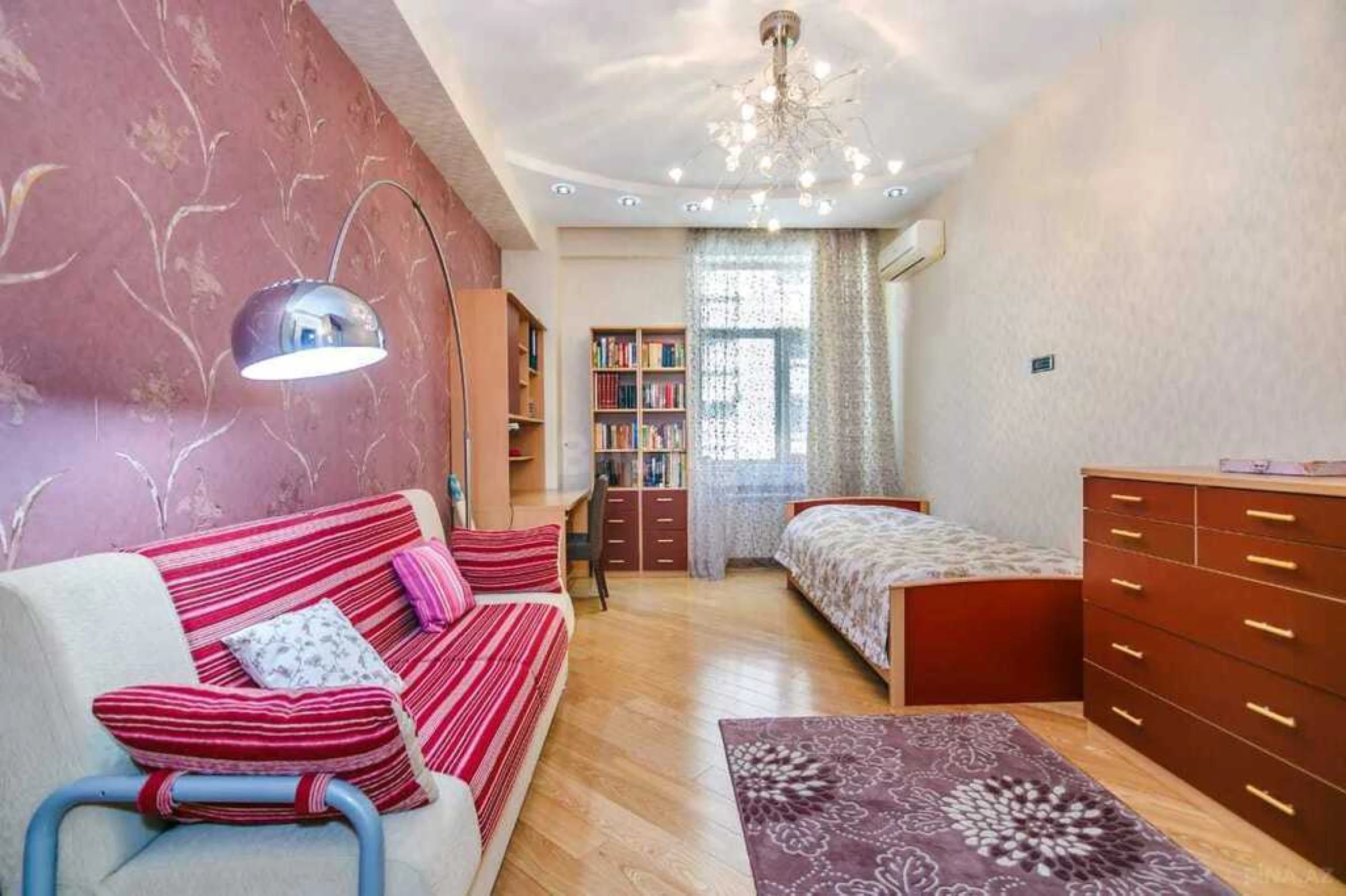 Satılır 4 otaqlı mənzil 196 m²