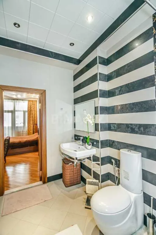 Satılır 4 otaqlı mənzil 196 m²