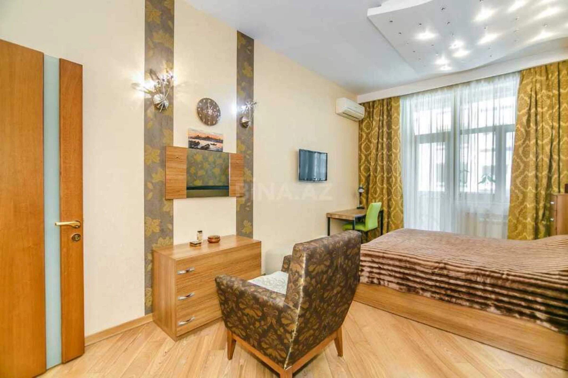 Satılır 4 otaqlı mənzil 196 m²
