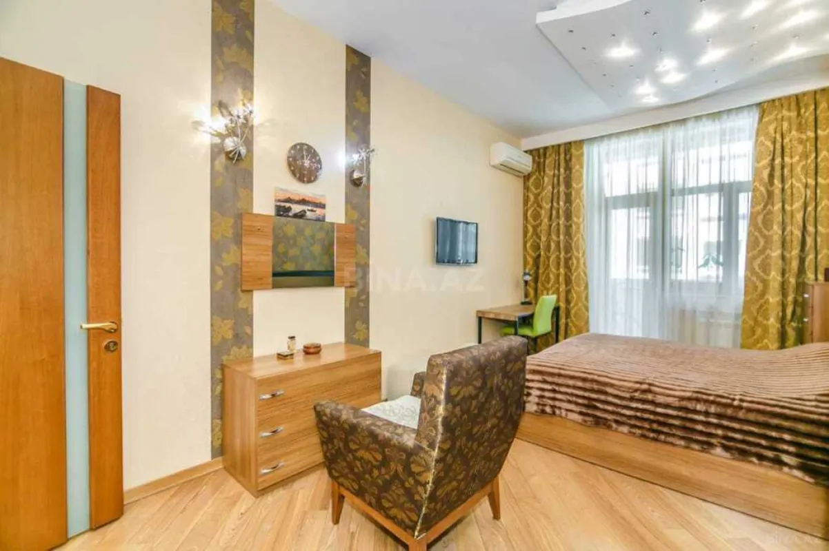 Satılır 4 otaqlı mənzil 196 m²