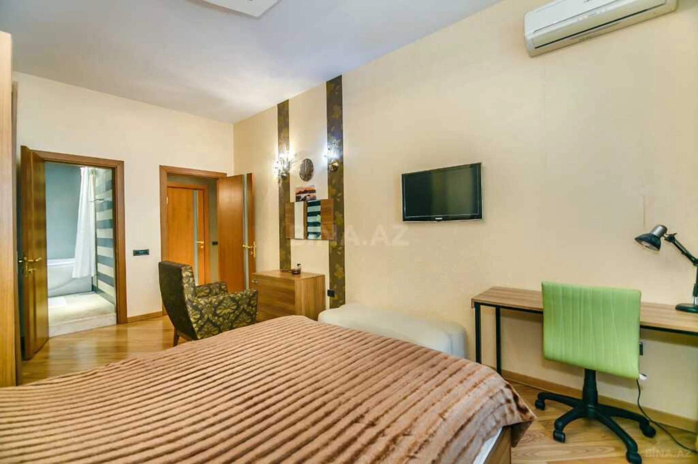 Satılır 4 otaqlı mənzil 196 m²