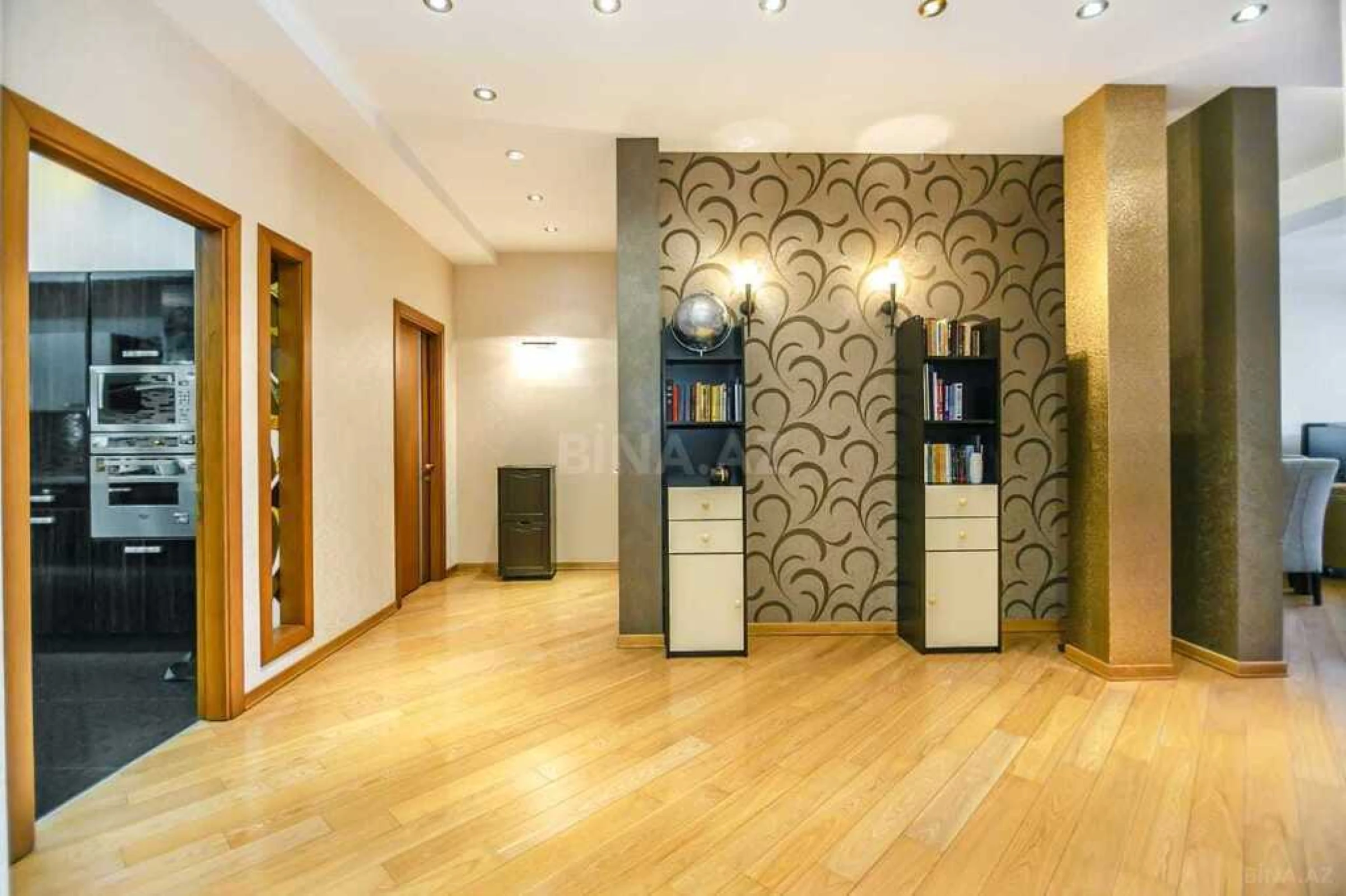Satılır 4 otaqlı mənzil 196 m²