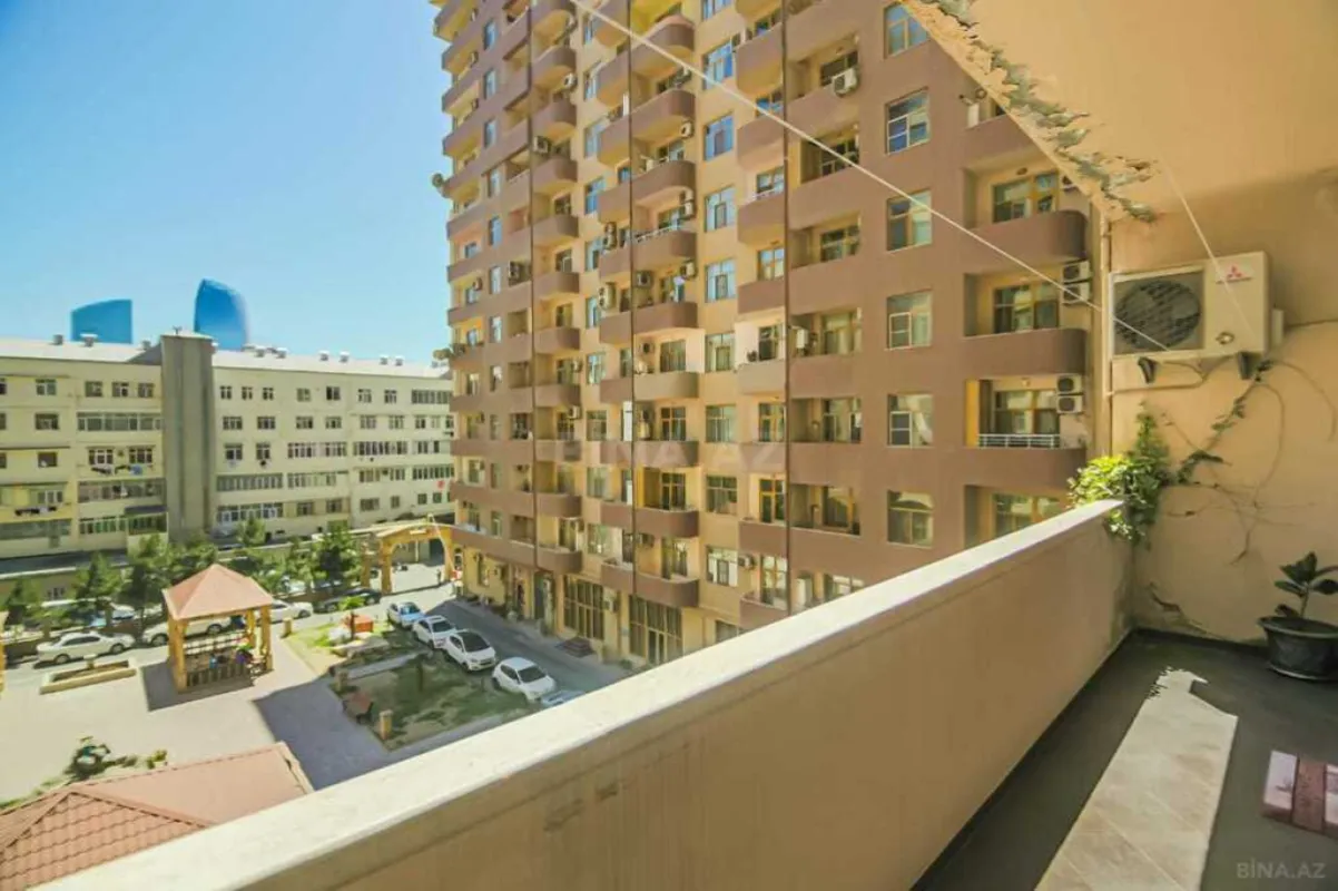 Satılır 4 otaqlı mənzil 196 m²