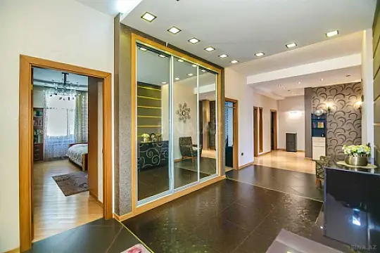 Satılır 4 otaqlı mənzil 196 m²