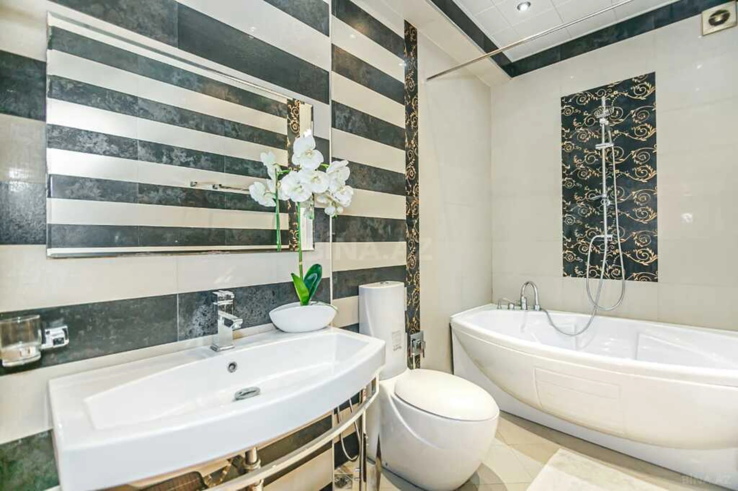 Satılır 4 otaqlı mənzil 196 m²