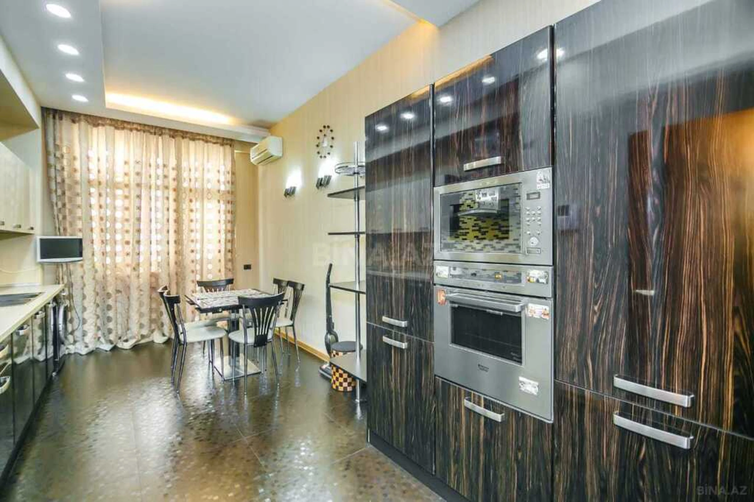 Satılır 4 otaqlı mənzil 196 m²