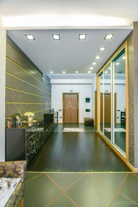 Satılır 4 otaqlı mənzil 196 m²