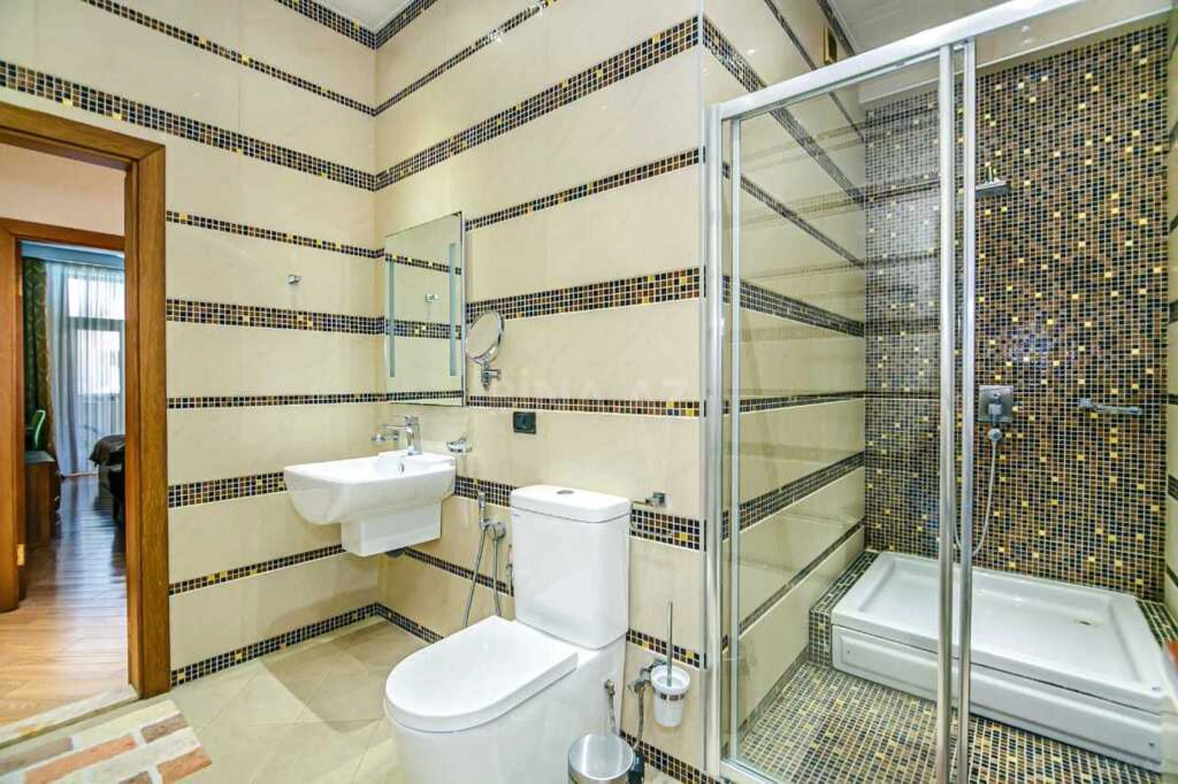 Satılır 4 otaqlı mənzil 196 m²