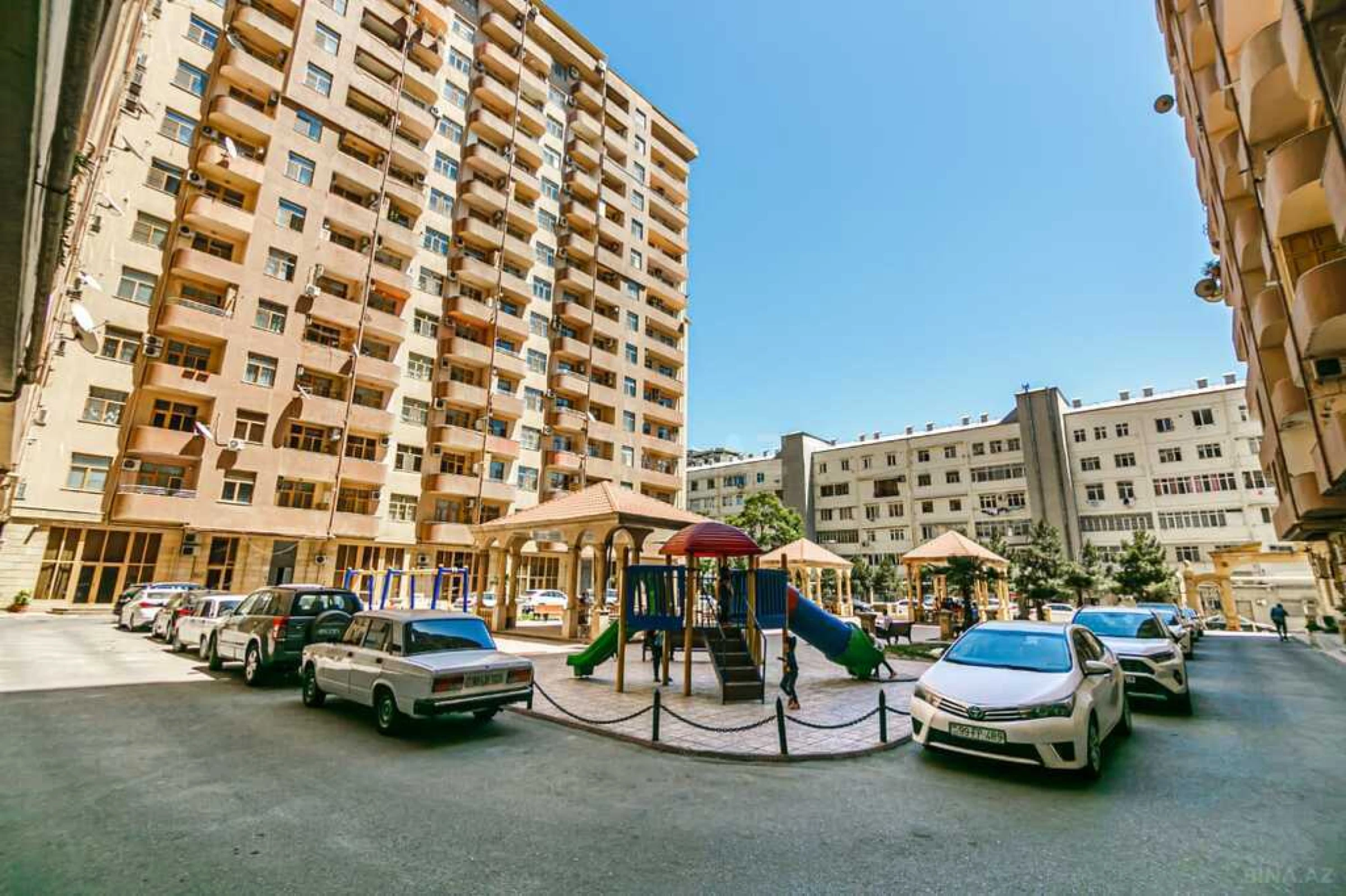 Satılır 4 otaqlı mənzil 196 m²