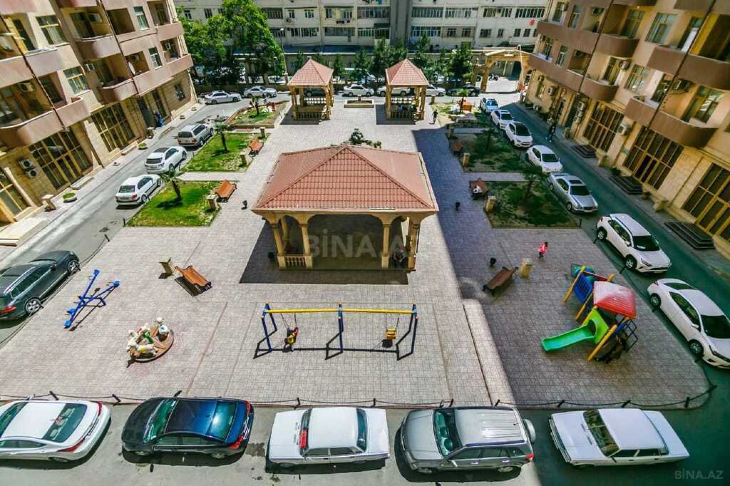 Satılır 4 otaqlı mənzil 196 m²