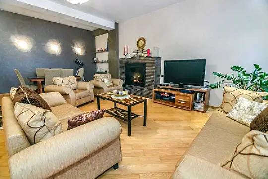 Satılır 4 otaqlı mənzil 196 m²