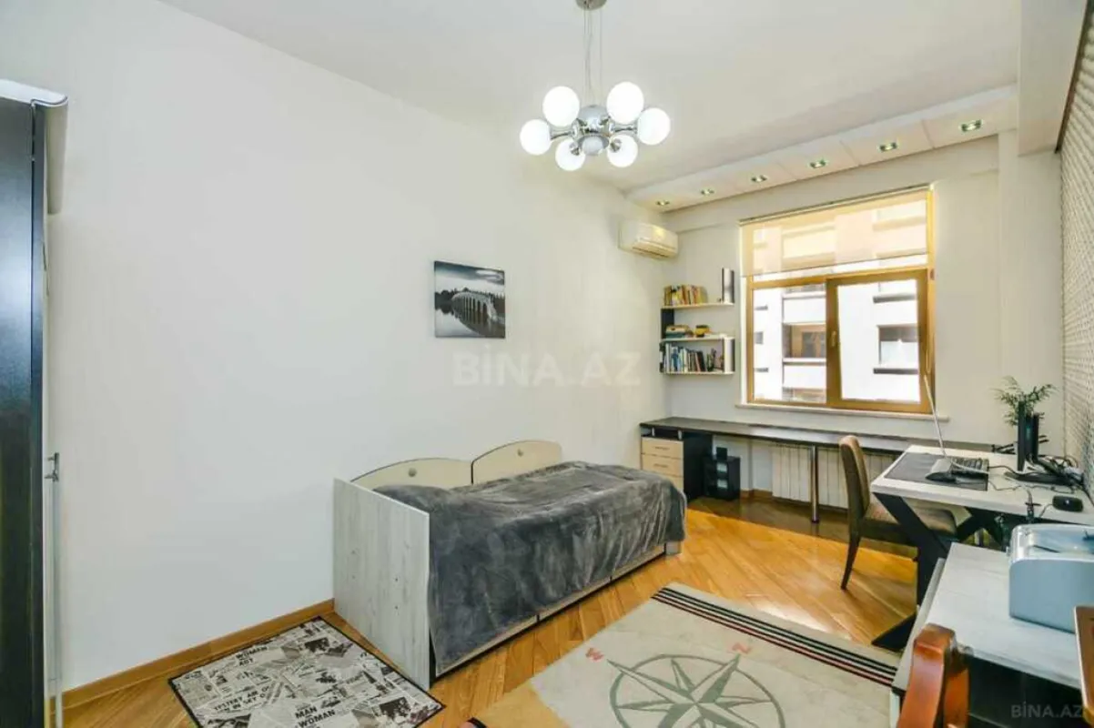 Satılır 4 otaqlı mənzil 196 m²