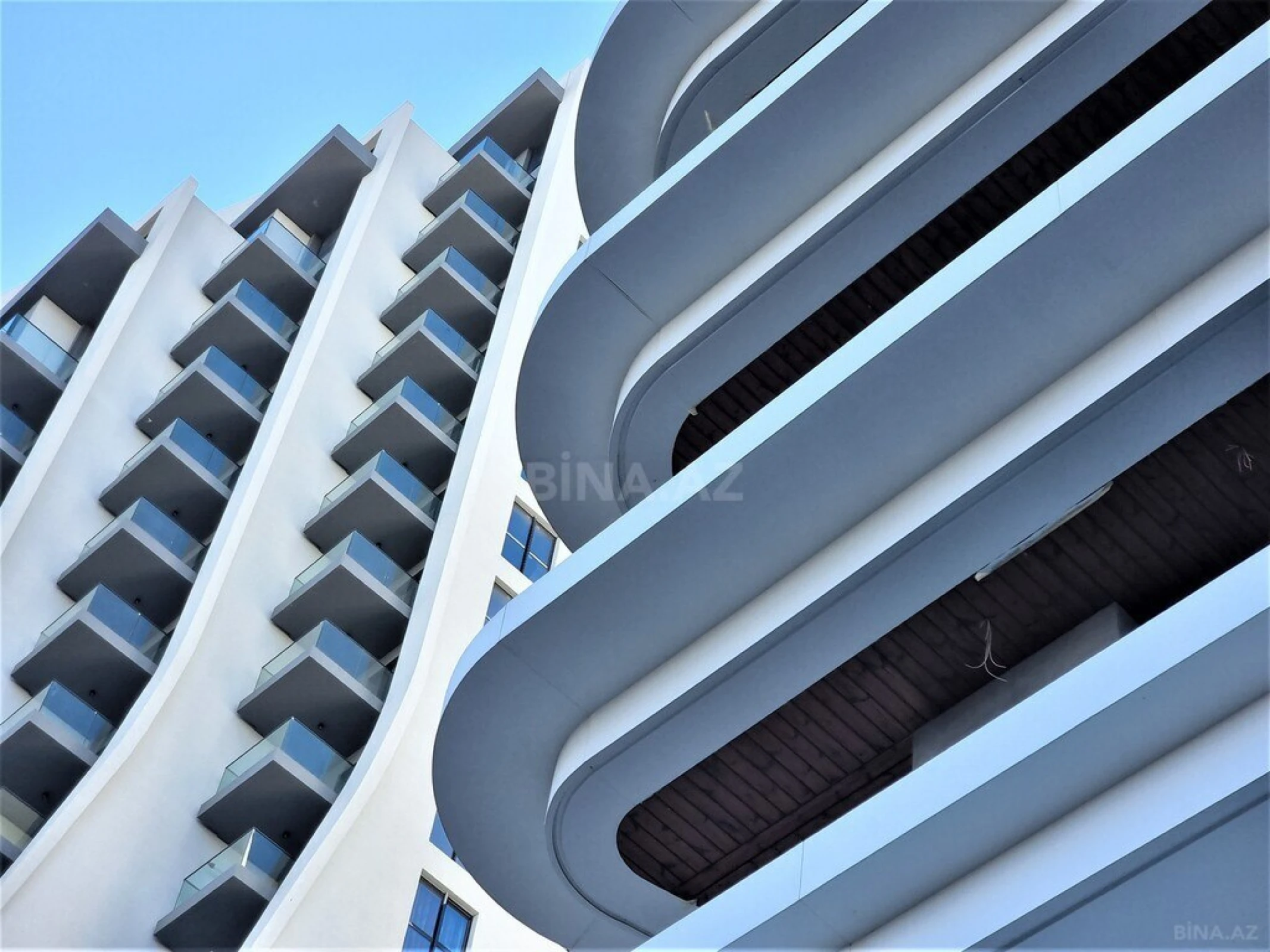 Satılır 5 otaqlı mənzil 220 m²