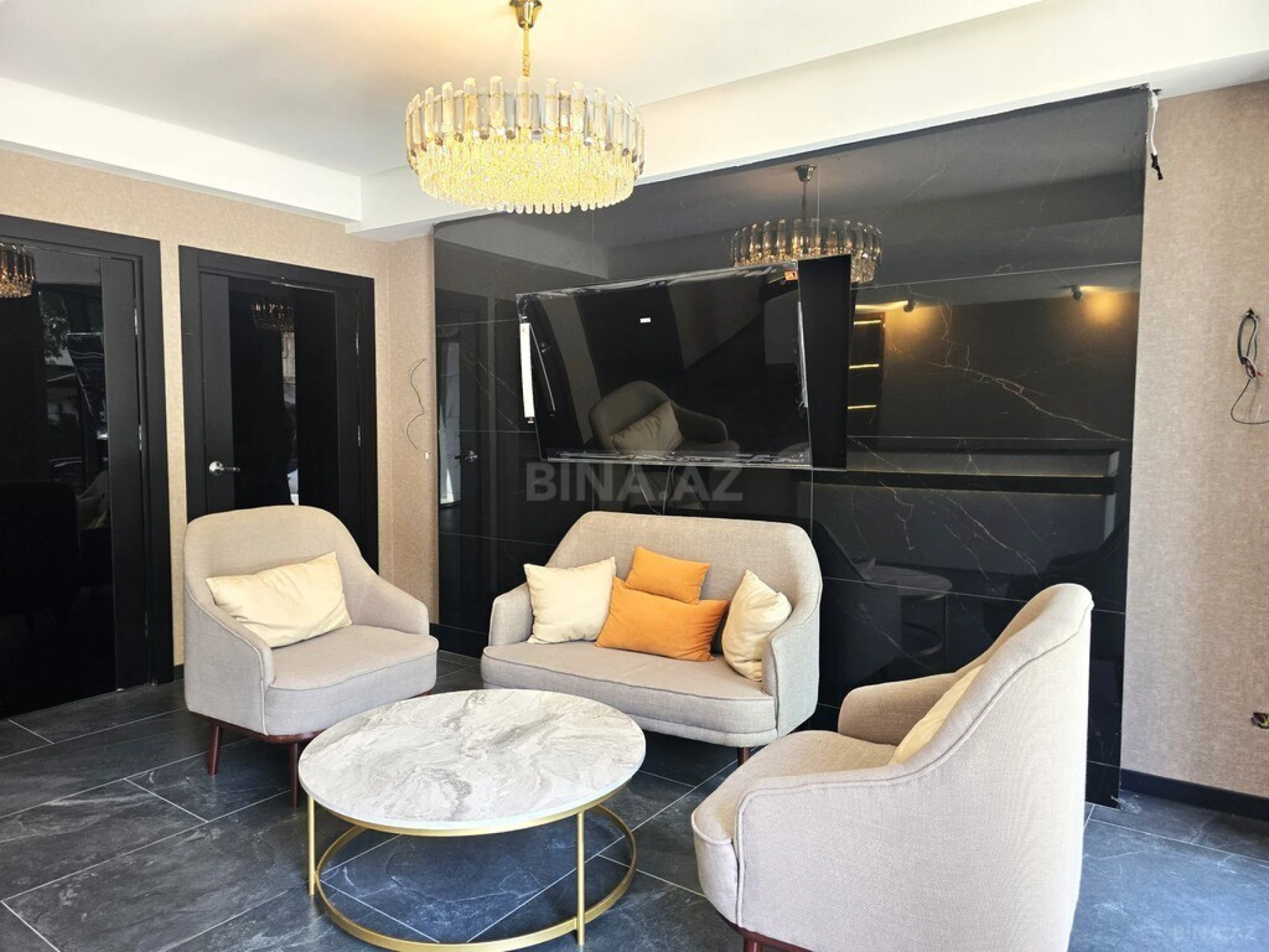 Satılır 5 otaqlı mənzil 220 m²