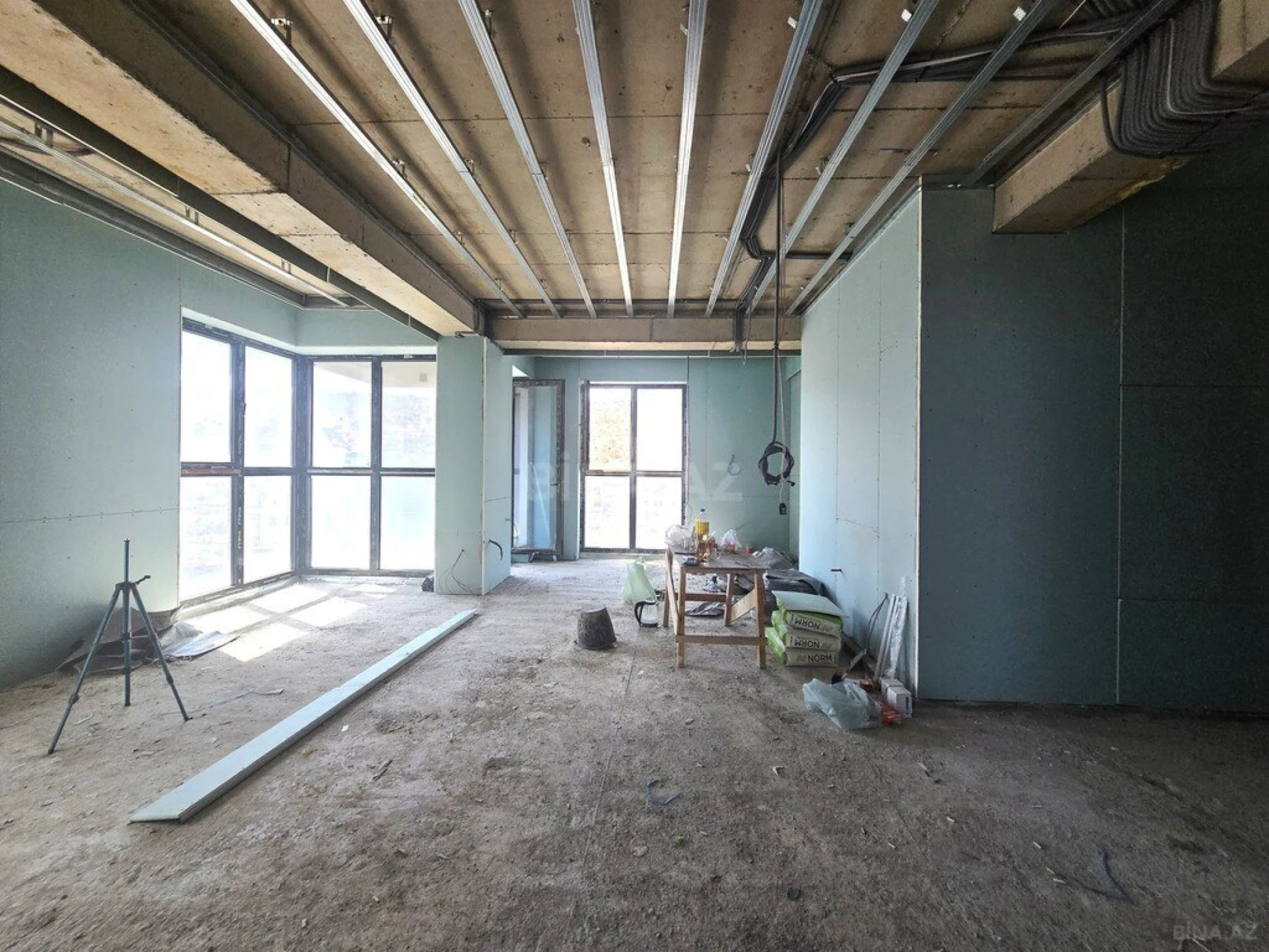 Satılır 5 otaqlı mənzil 220 m²