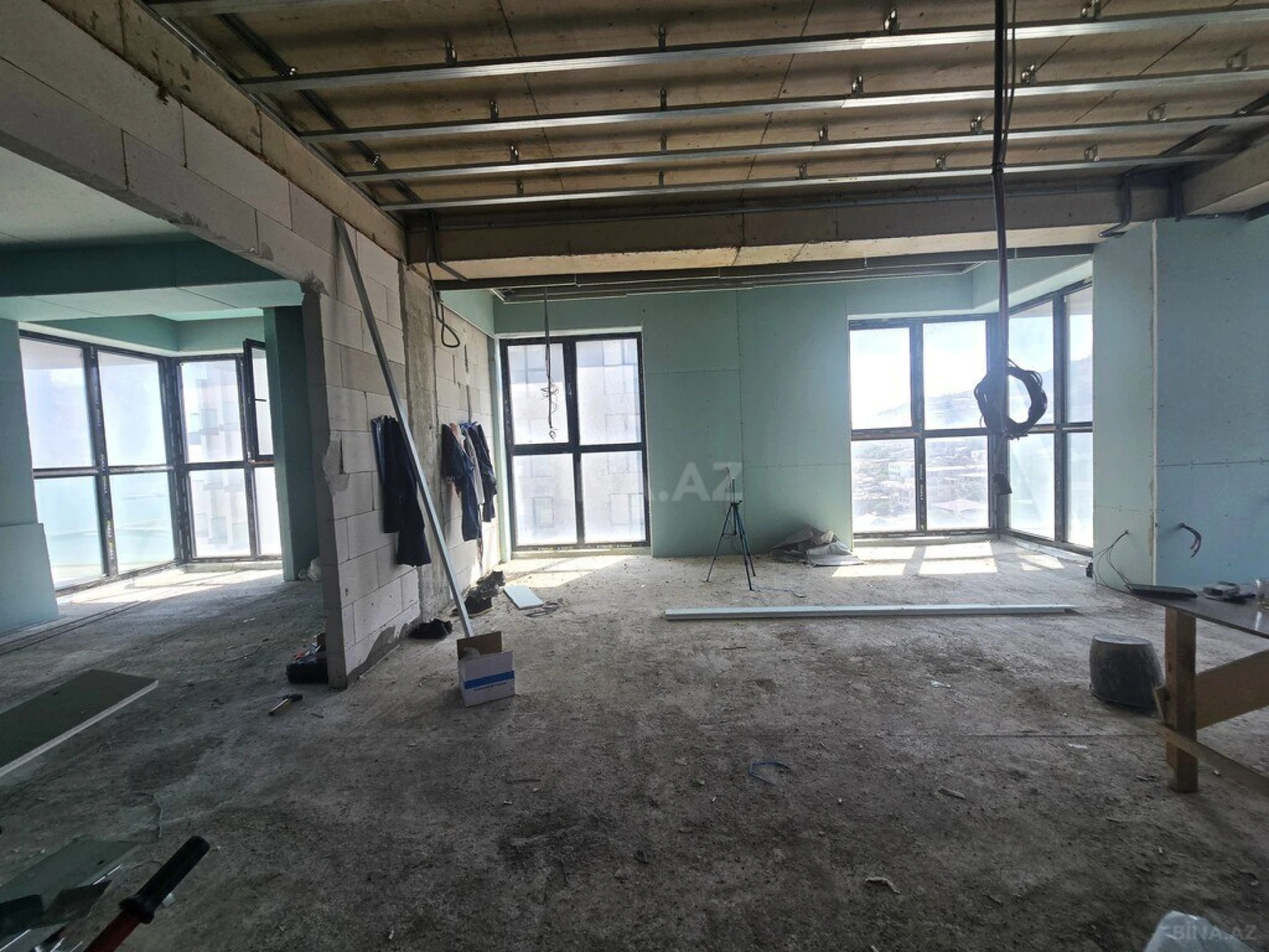 Satılır 5 otaqlı mənzil 220 m²
