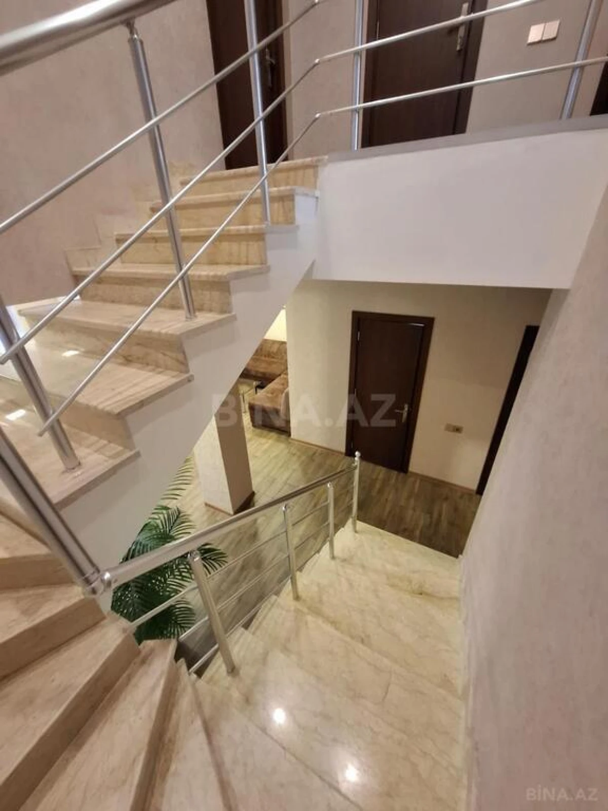 Satılır obyekt 380 m²