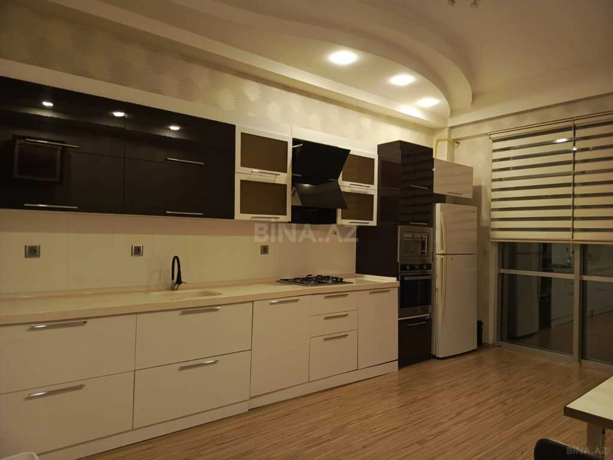 Kirayə verilir 4 otaqlı mənzil 230 m²