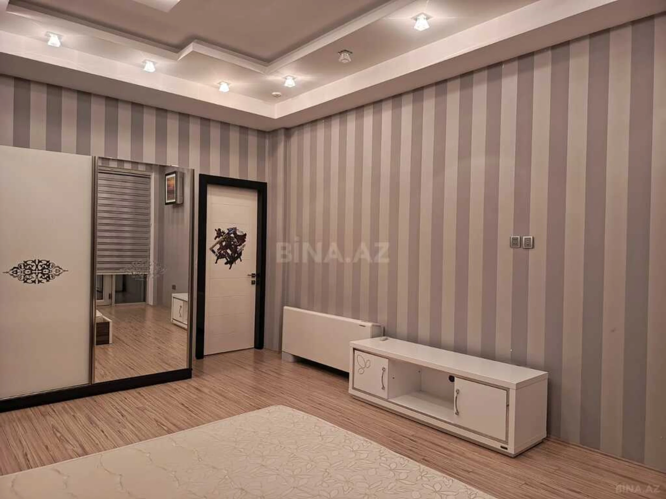 Kirayə verilir 4 otaqlı mənzil 230 m²