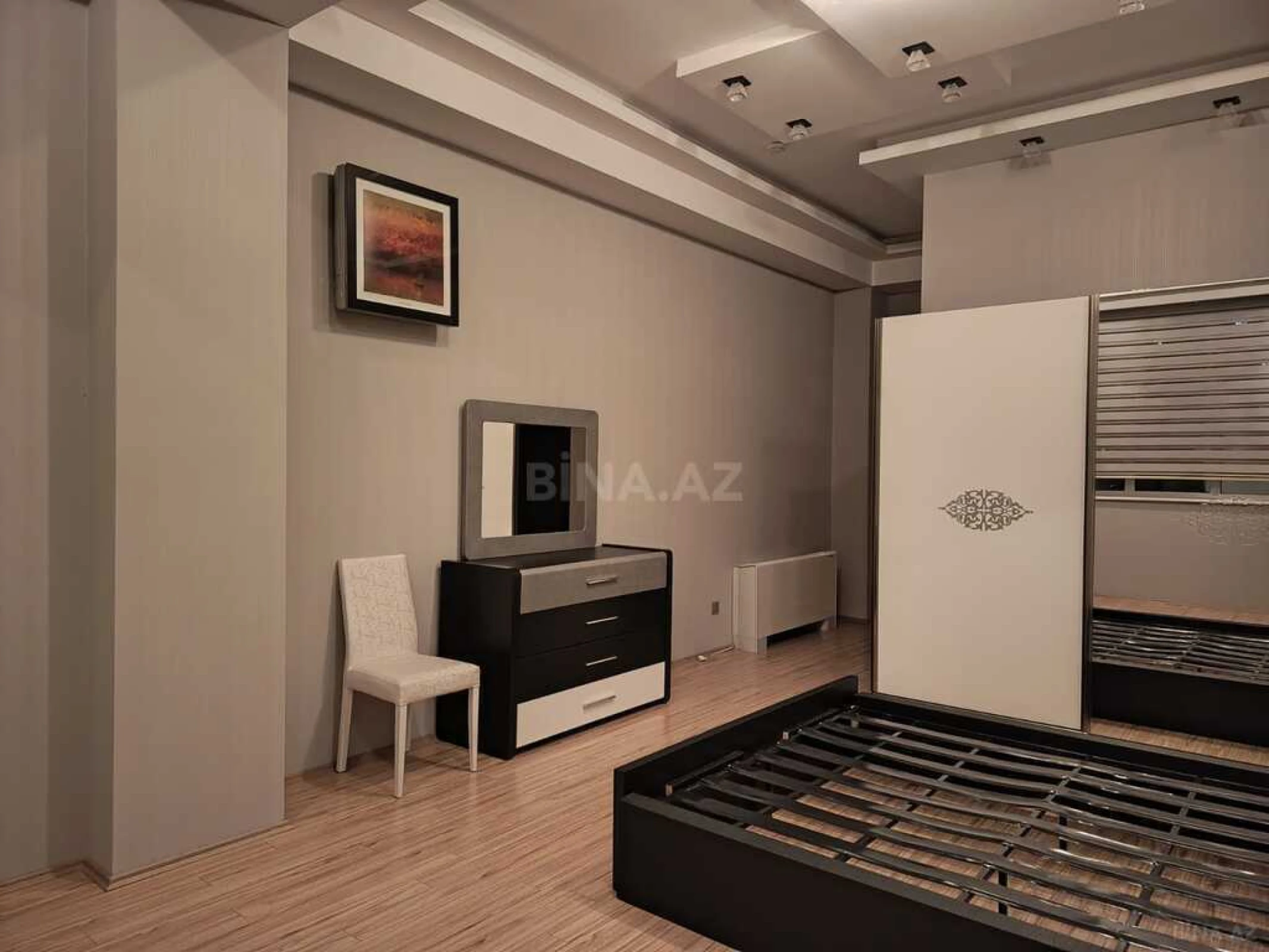 Kirayə verilir 4 otaqlı mənzil 230 m²