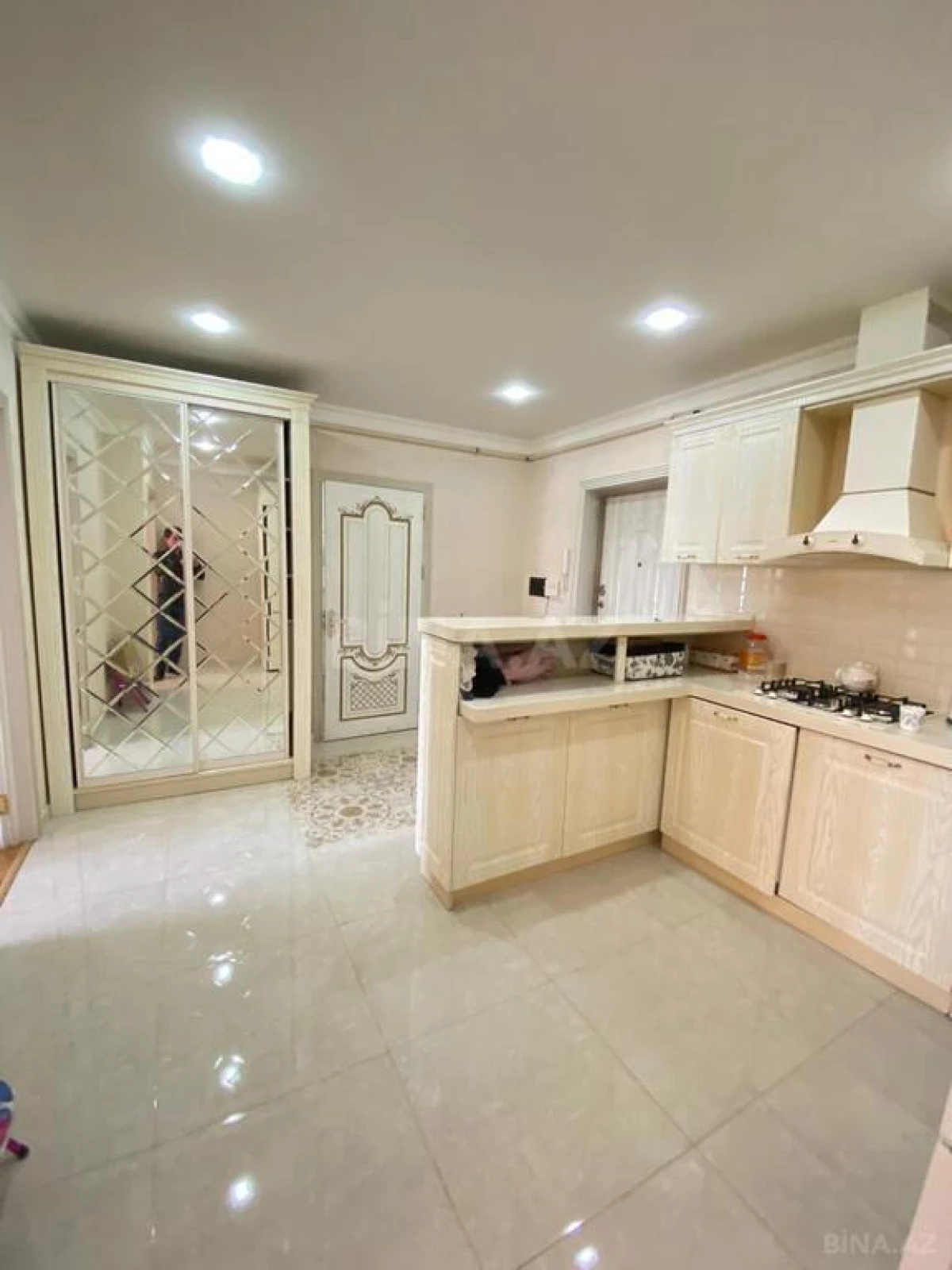 Kirayə verilir 2 otaqlı mənzil 68 m²