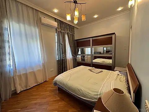 Satılır 7 otaqlı həyət evi 650 m²