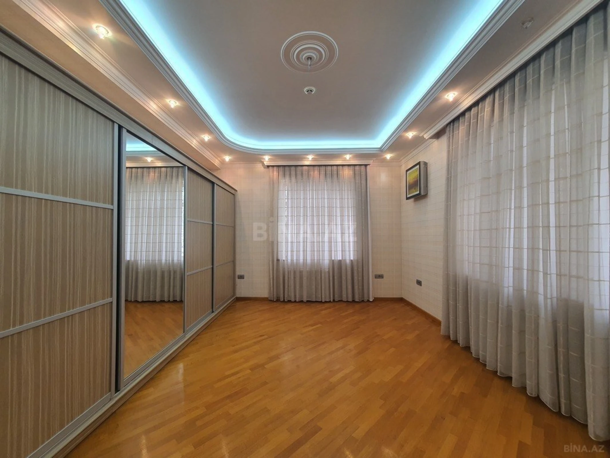 Satılır 12 otaqlı həyət evi 800 m²