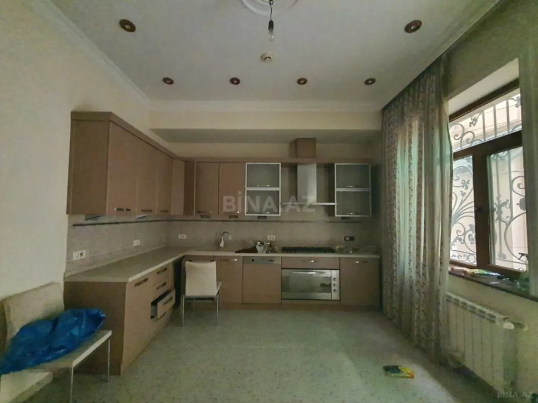 Satılır 12 otaqlı həyət evi 800 m²