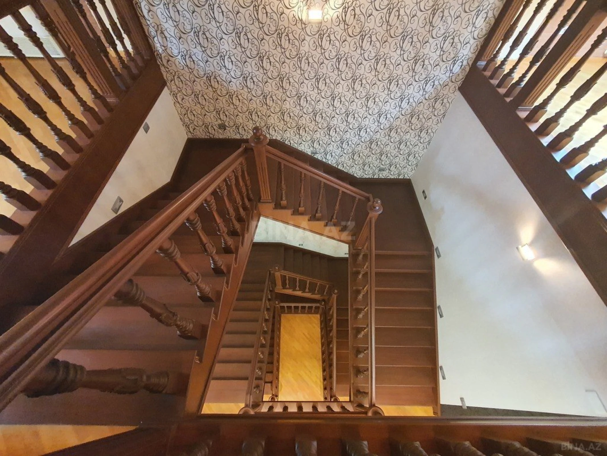 Satılır 12 otaqlı həyət evi 800 m²