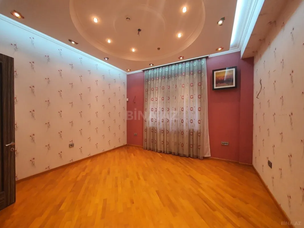 Satılır 12 otaqlı həyət evi 800 m²