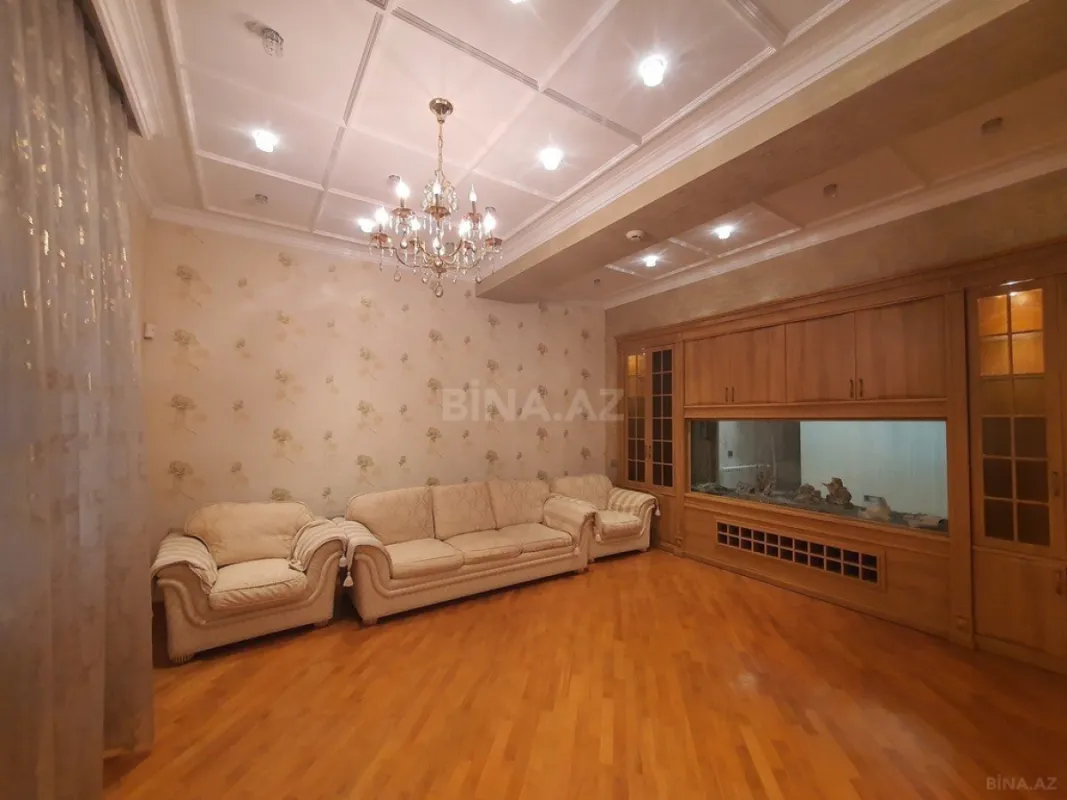 Satılır 12 otaqlı həyət evi 800 m²