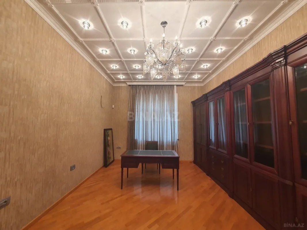 Satılır 12 otaqlı həyət evi 800 m²