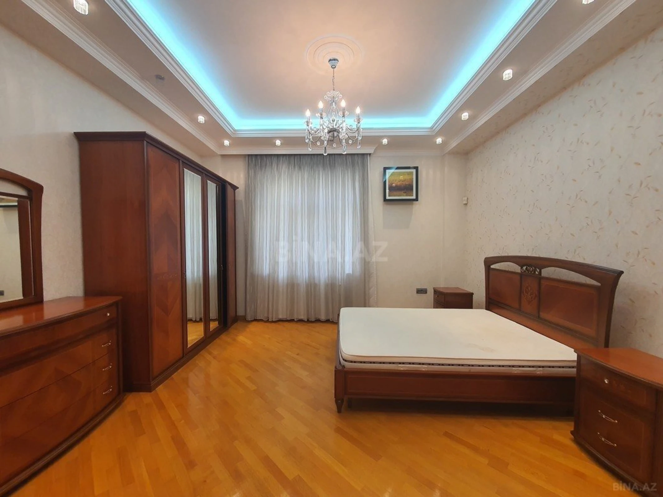 Satılır 12 otaqlı həyət evi 800 m²