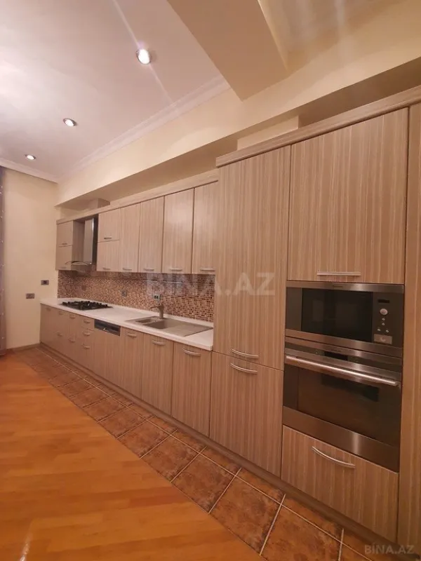 Satılır 12 otaqlı həyət evi 800 m²