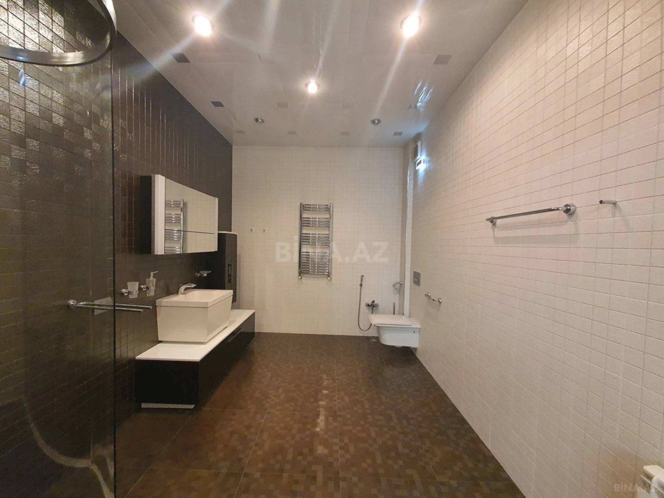 Satılır 12 otaqlı həyət evi 800 m²