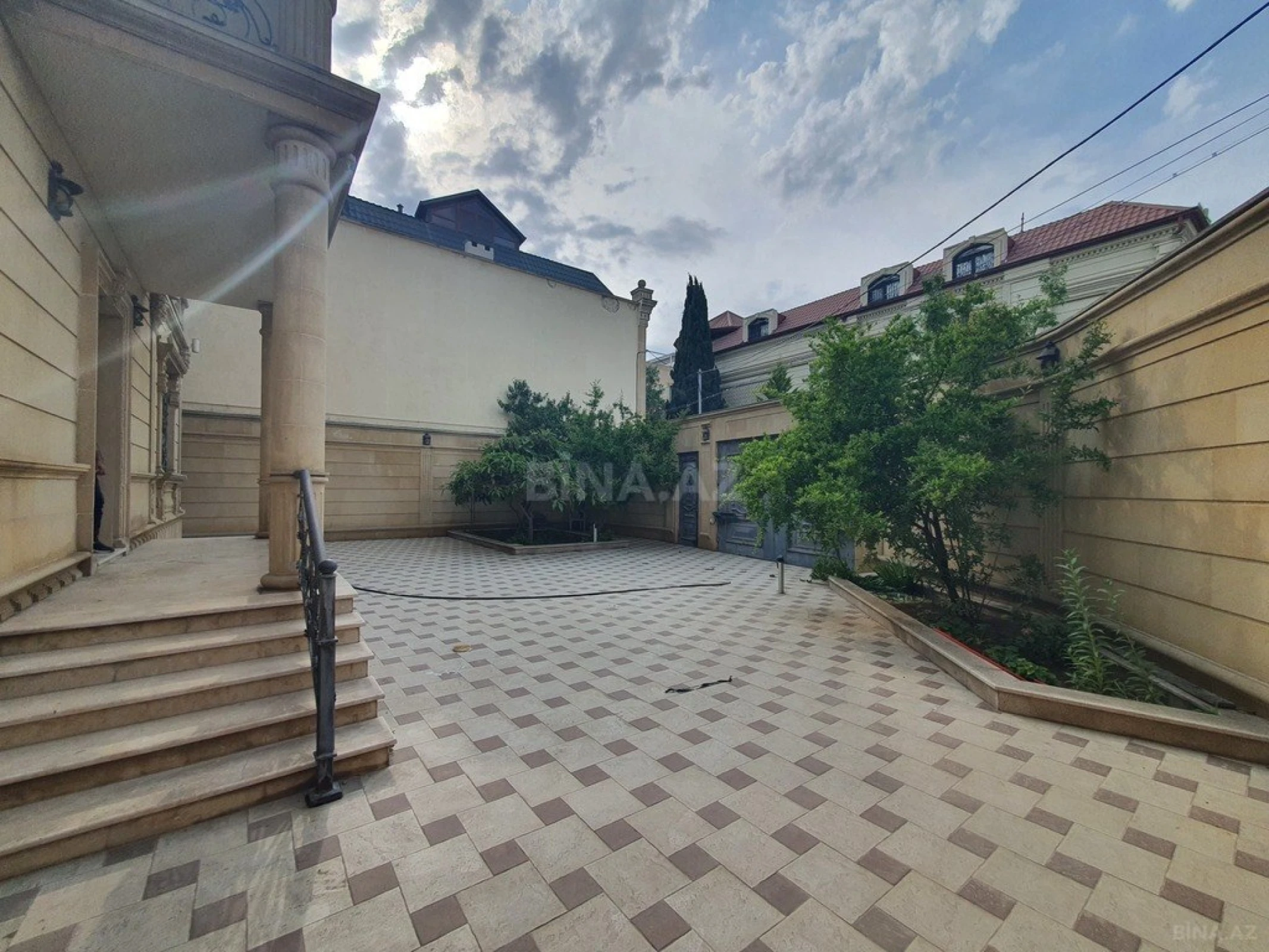 Satılır 12 otaqlı həyət evi 800 m²