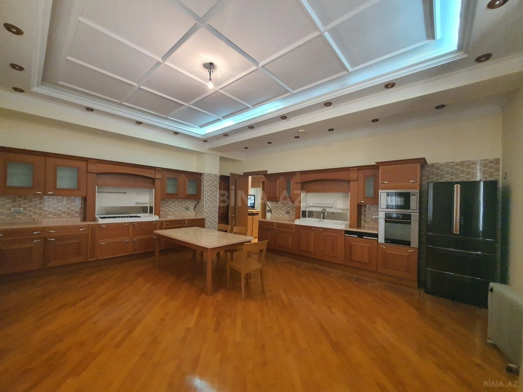 Satılır 12 otaqlı həyət evi 800 m²