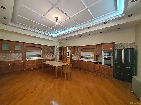 Satılır 12 otaqlı həyət evi 800 m²