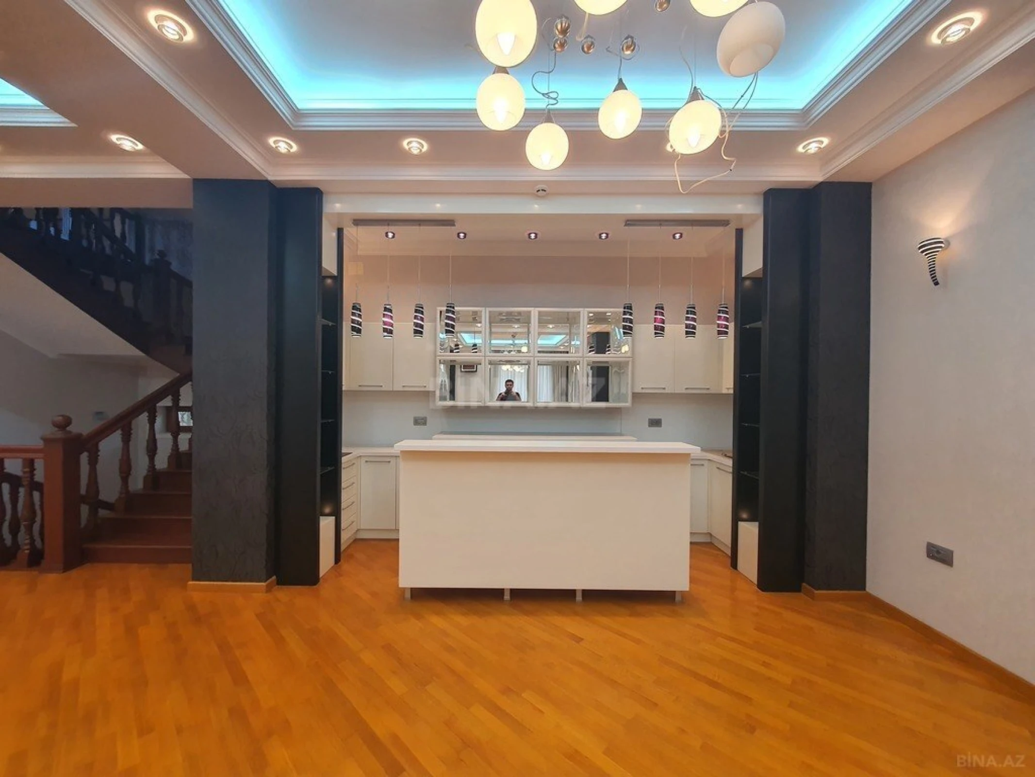 Satılır 12 otaqlı həyət evi 800 m²