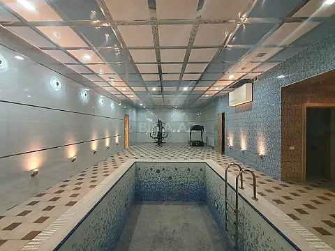 Satılır 12 otaqlı həyət evi 800 m²