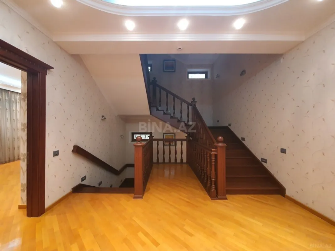 Satılır 12 otaqlı həyət evi 800 m²