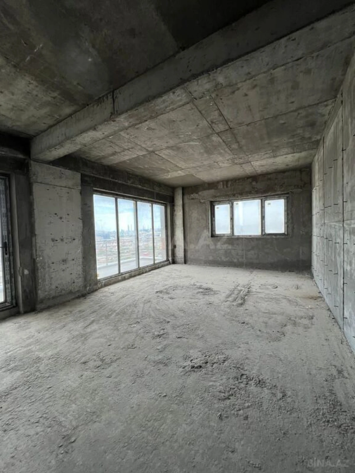 Satılır 3 otaqlı mənzil 180 m²