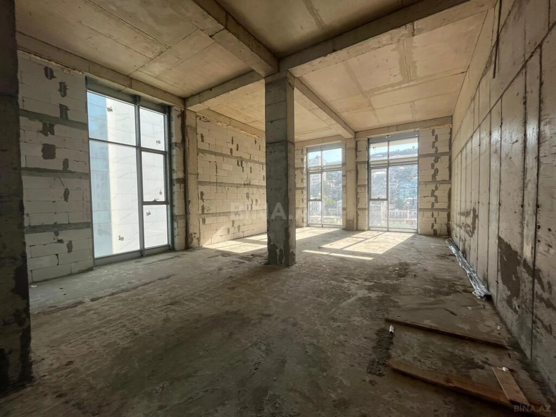 Satılır 5 otaqlı mənzil 527 m²