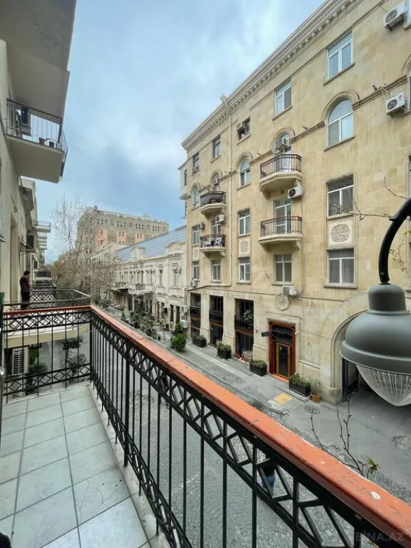 Satılır 3 otaqlı mənzil 140 m²