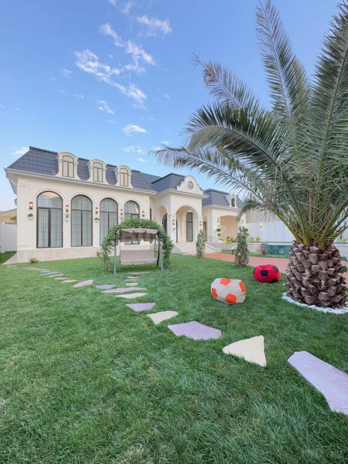 Satılır 6 otaqlı həyət evi 350 m²