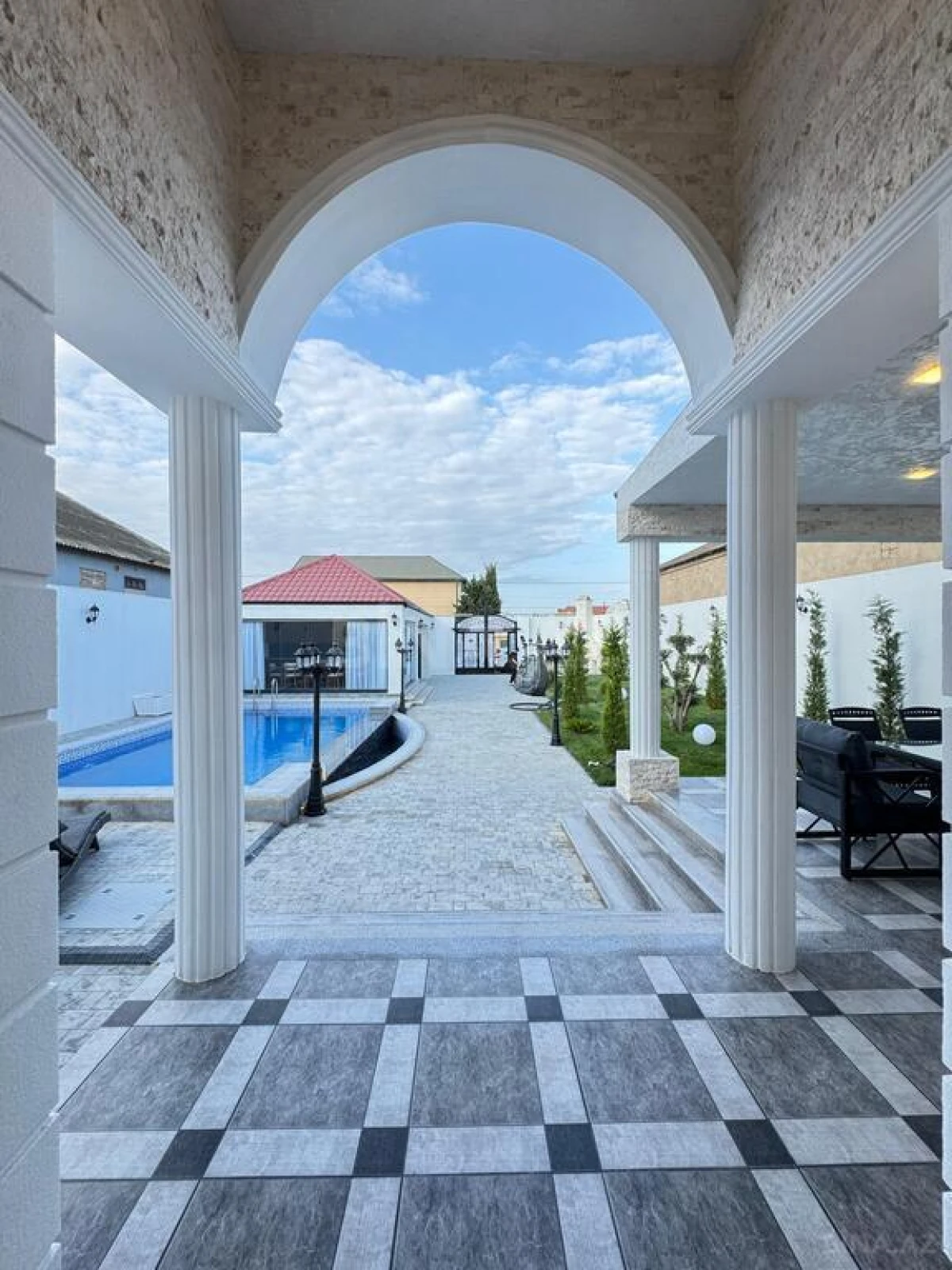 Satılır 5 otaqlı həyət evi 280 m²