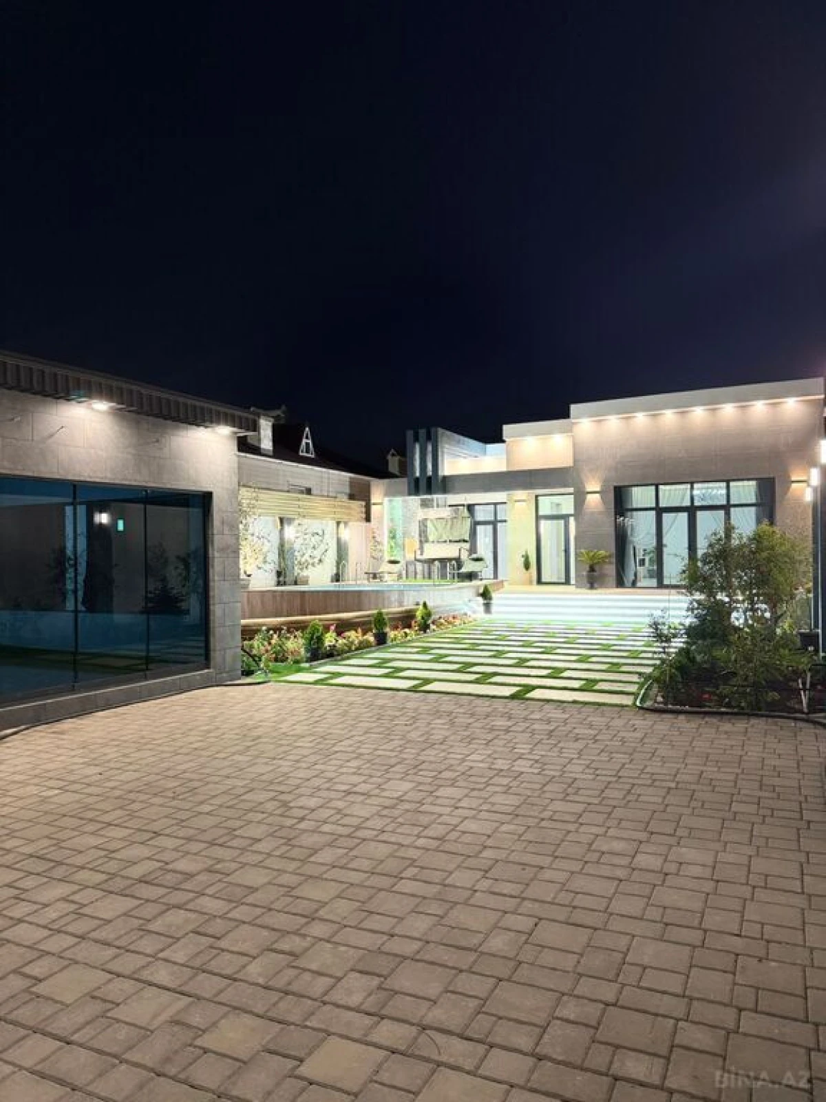 Satılır 5 otaqlı həyət evi 240 m²